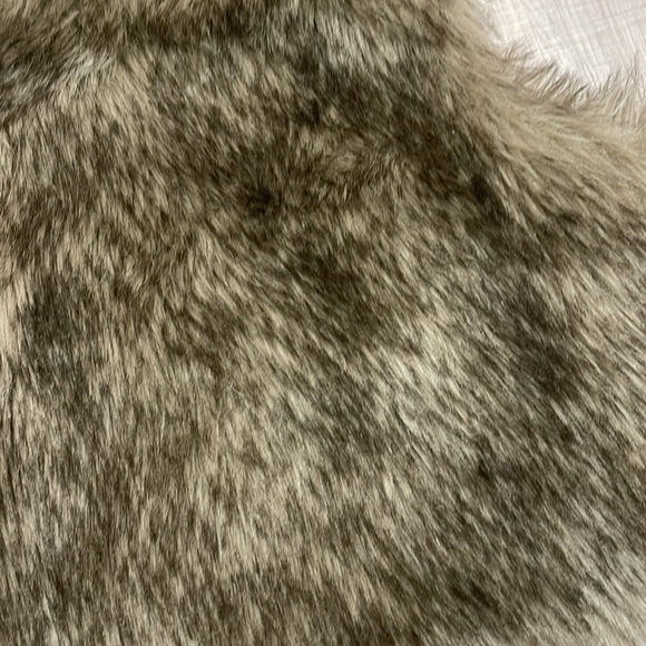 H&M Faux Fur Vest 4-5yrs - Picture 7 of 7